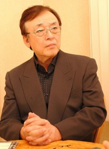 yokouti tadashi 真剣な表情で話に聞き入る横内さん
